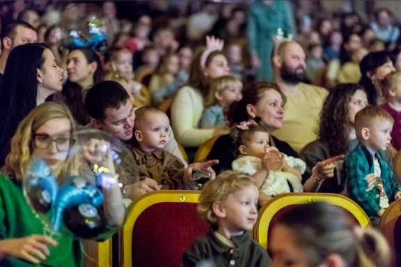 Синий трактор в гостях у Деда Мороза