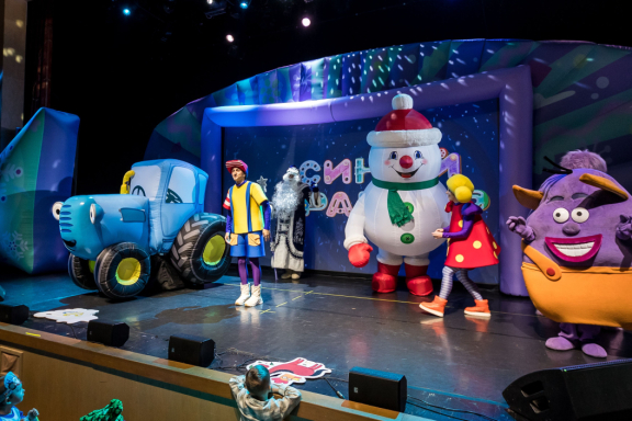 Синий трактор в гостях у Деда Мороза