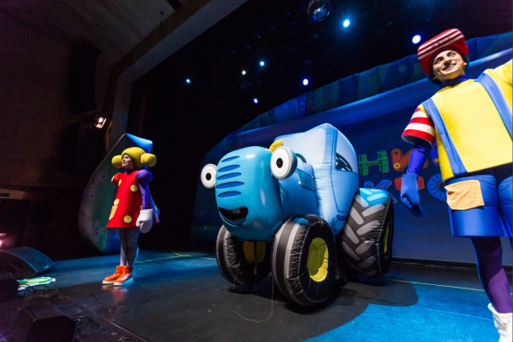 Синий трактор в гостях у Деда Мороза