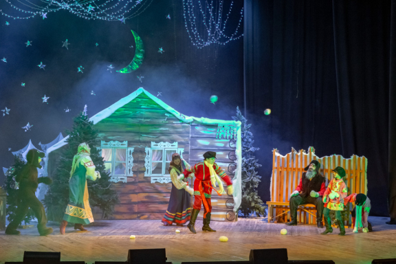 Новогоднее представление "Серебряное копытце."